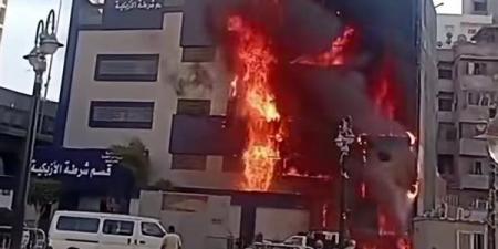 سبب حريق قسم الأزبكية، انفجار كابل كهربائي يشعل النيران ويلتهم جزءًا من الواجهة
