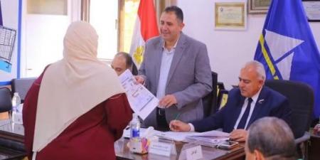 المحافظ هيجيلك.. محافظ دمياط يسلم نماذج التصالح في لقاء جماهيري بفارسكور