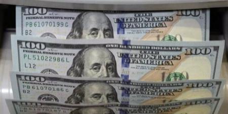 الدولار يرتفع قرب أعلى مستوياته في شهرين بدعم أسعار النفط