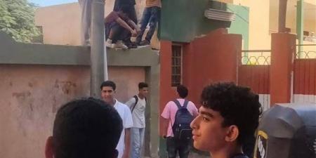 طلاب أعلى سور مدرسة شبين القناطر الثانوية للبنات، والتعليم: جارٍ تحديد هويتهم واتخاذ الإجراءات اللازمة