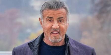 سيلفستر ستالون يمازح صناع فيلم سيرته الذاتية: "مازلت حيا فلماذا تتسرعون"