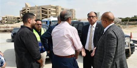 رئيس جامعة العاصمة يواصل جولاته لإنجاز المرحلة الأولى من المجمع الطبي