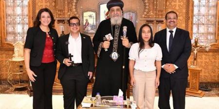 البابا تواضروس يستقبل شابا ابتكر تطبيقا بالذكاء الاصطناعي لمساعدة المكفوفين