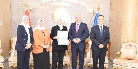 رئيس جامعة قناة السويس يكرم الفائزين بجائزة الأداء المتميز عن يونيو ويوليو 2026