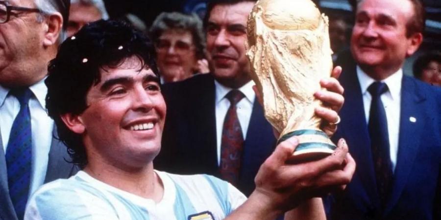 مفاجأة
      مدوية..
      ابن
      مارادونا:
      والدي
      مات
      "مقتولاً"
      وأعرف
      الجاني