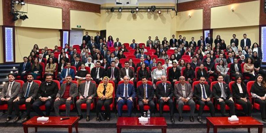 أشرف
      صبحي
      يستقبل
      وزير
      الموارد
      المائية
      والري
      في
      لقاء
      مع
      الشباب