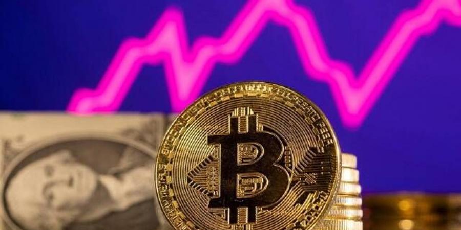 بتكوين
      وإيثريوم
      قرب
      أعلى
      مستوياتهما
      التاريخية