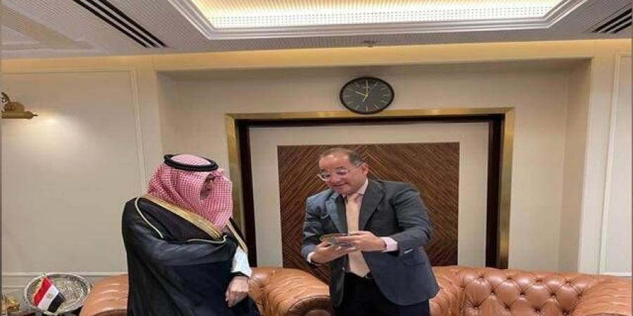 سفير
      المملكة
      ووزير
      المالية
      المصري
      يبحثان
      تعزيز
      التعاون
      الاقتصادي