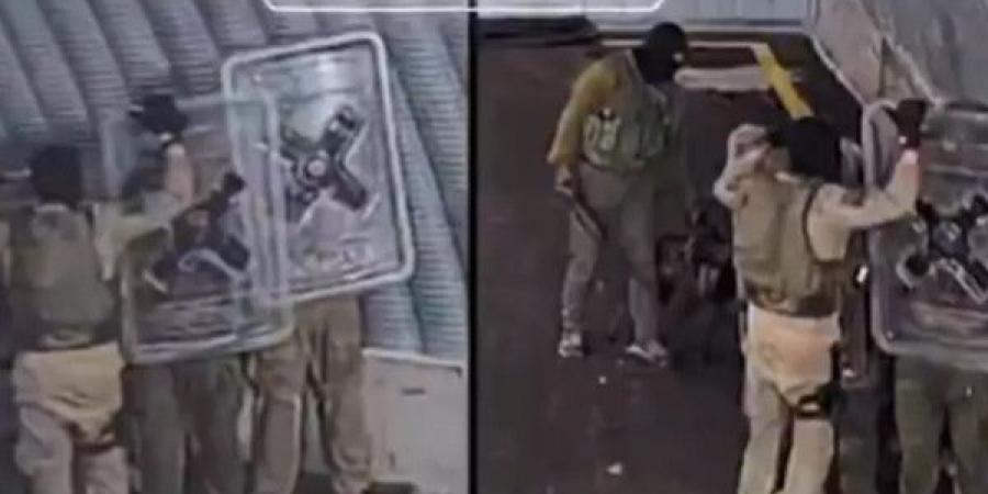 هآرتس:إسرائيل أفرجت عن أسير فلسطيني تعرّض لاعتداء جنسي في سجن "سديه تيمان"