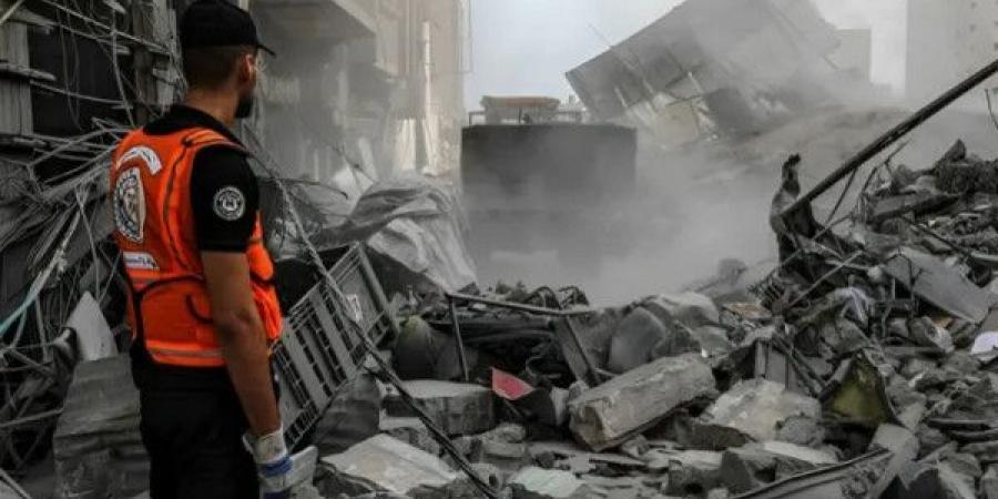 انتشال جثامين 8 شهداء من تحت أنقاض منزل بمخيم المغازي وسط قطاع غزة