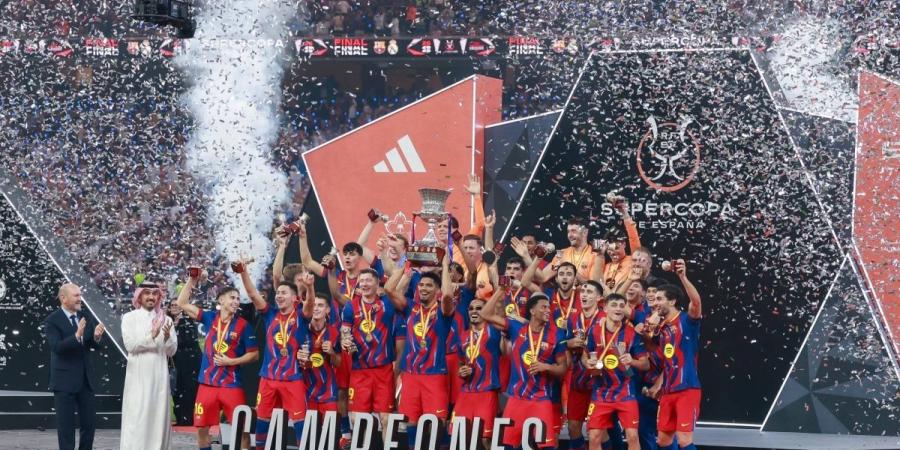 وزير الرياضة يتوج "برشلونة" بكأس السوبر الإسباني 2026 بجدة