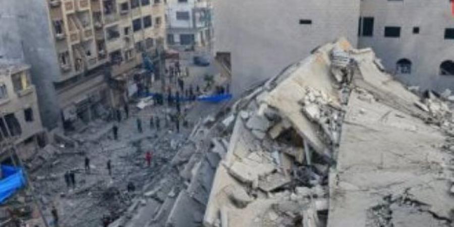 إصابات بين الفلسطينيين جراء انهيار مبنى متضرر من قصف سابق للاحتلال غرب غزة