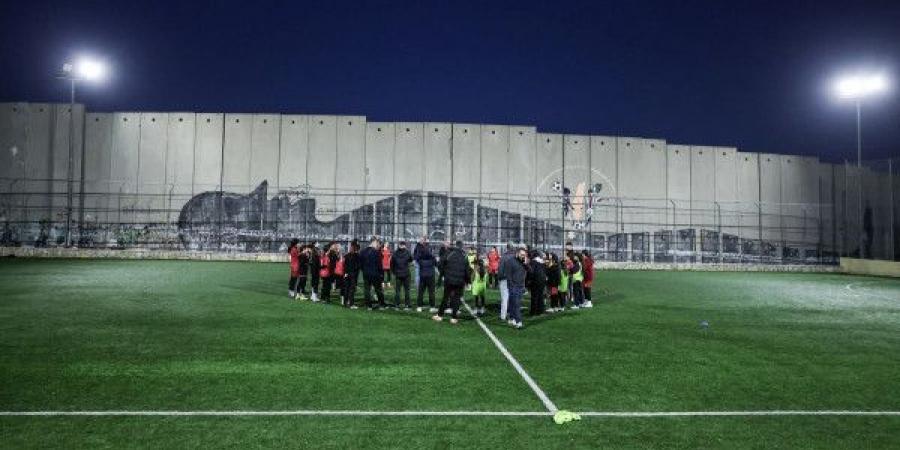 إسرائيل تأمر بهدم ملعب كرة قدم في الضفة الغربية