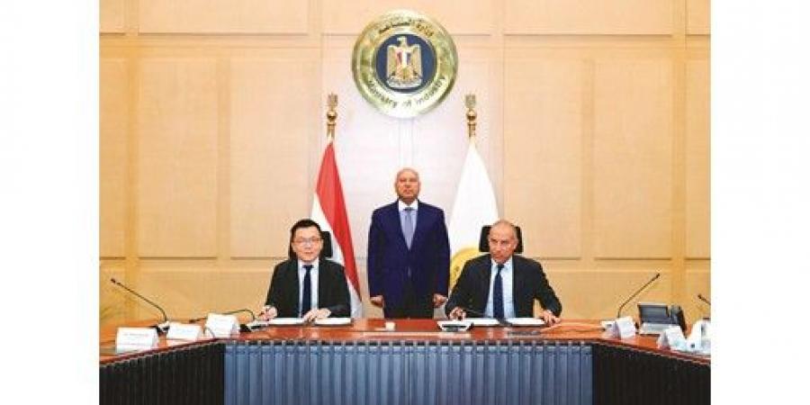 الوزير يشهد توقيع عقد إنشاء مجمع صناعي متكامل للغزل والنسيج باستثمارات مبدئية 350 مليون دولار