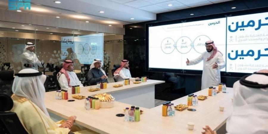 وزير الحج والعمرة يدشن المركز الهندسي الذكي للقيادة والتحكم بالمسجد النبوي