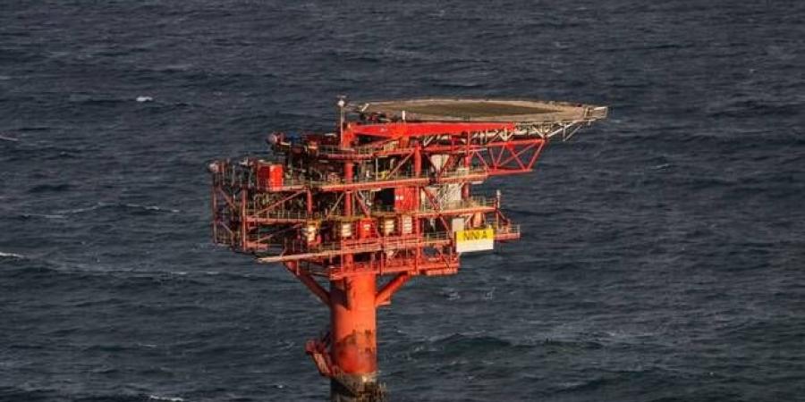 عقود النفط الأمريكية تسجل أكبر علاوة سعرية مع استمرار الحرب