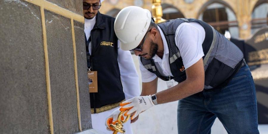 أنامل سعودية تحيك المشهد الأخير لرحلة كسوة الكعبة قبل اعتلائها البيت العتيق