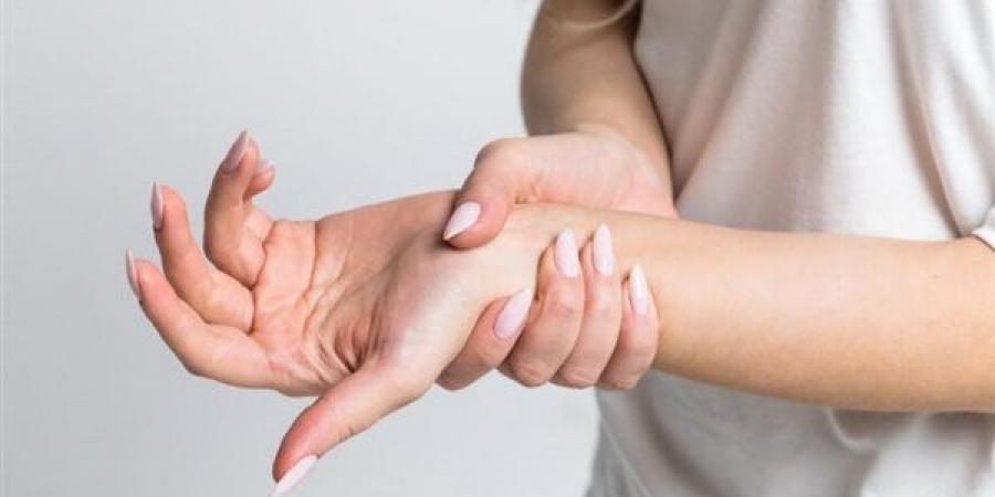 أسباب رعشة اليدين وطرق التعامل معها