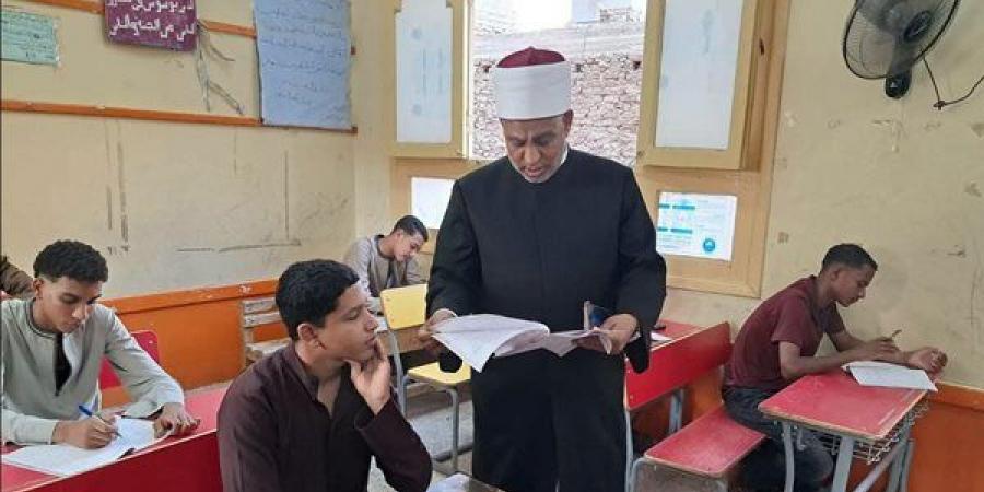 امتحانات الثانوية الأزهرية، نصائح ذهبية من رئيس القطاع للطلاب من داخل لجان قنا