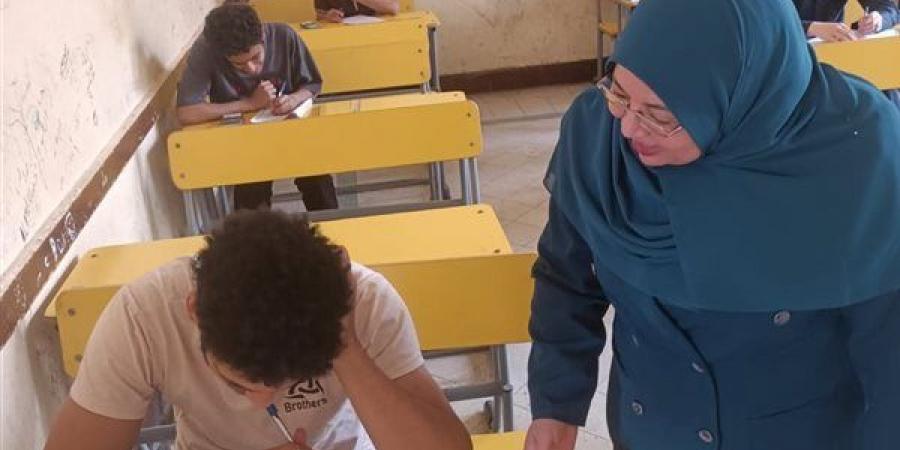 أدوا الإحصاء دون شكاوى، رئيس منطقة الدقهلية الأزهرية يتابع امتحانات الثانوية بمعهد الإمام مالك