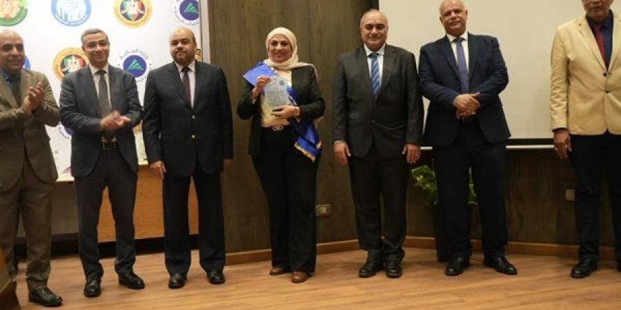 نائب وزير المالية يكرم الأمهات المثاليات والموظفين المتميزين ورواد العمل بالوزارة
