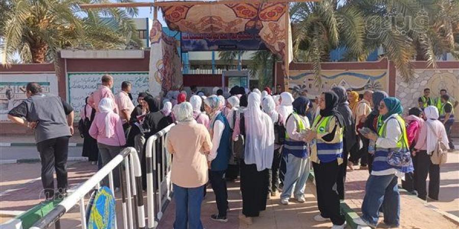 إجراءات تفتيش منظمة أمام لجان الثانوية العامة بالوادي الجديد (صور)