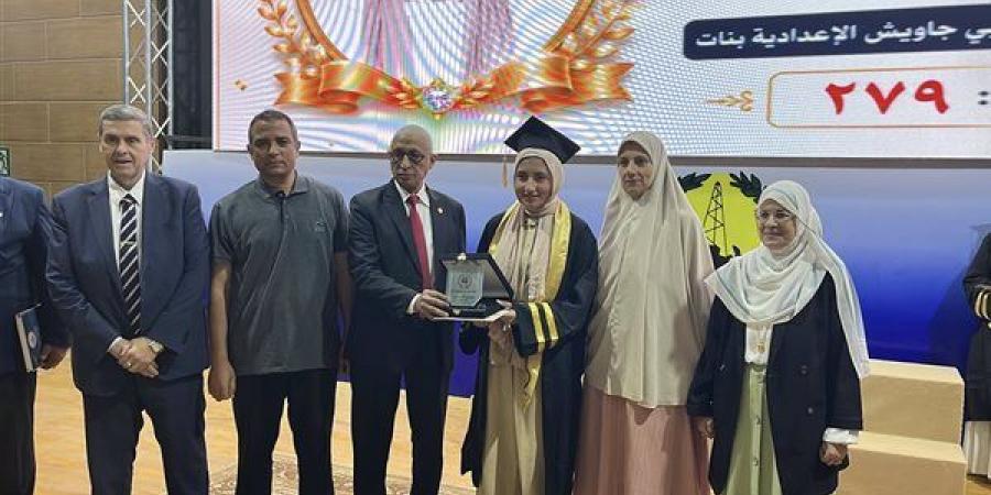 جميعهن فتيات، محافظ شمال سيناء يكرم أوائل الشهادة الإعدادية (فيديو)