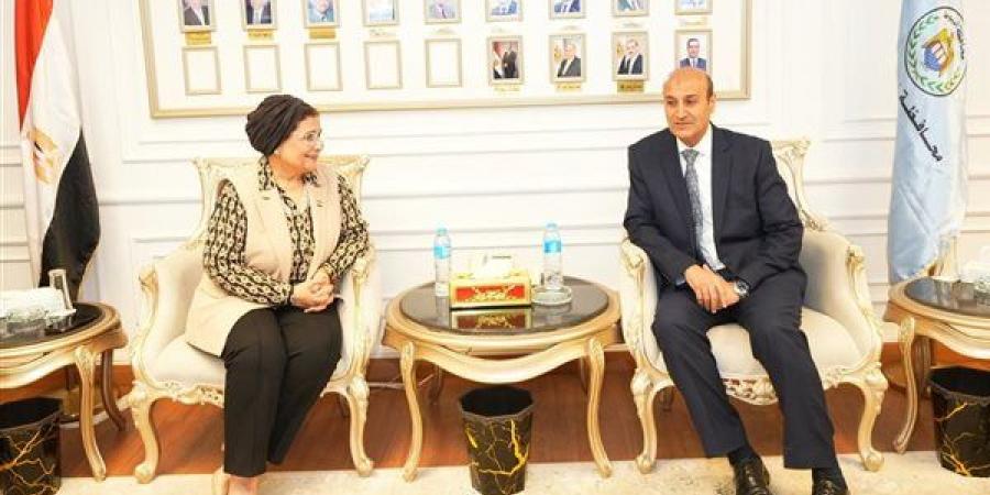 محافظ أسيوط يبحث مع نائب وزير الصحة تفعيل جهود تنمية الأسرة وتعزيز الملف السكاني