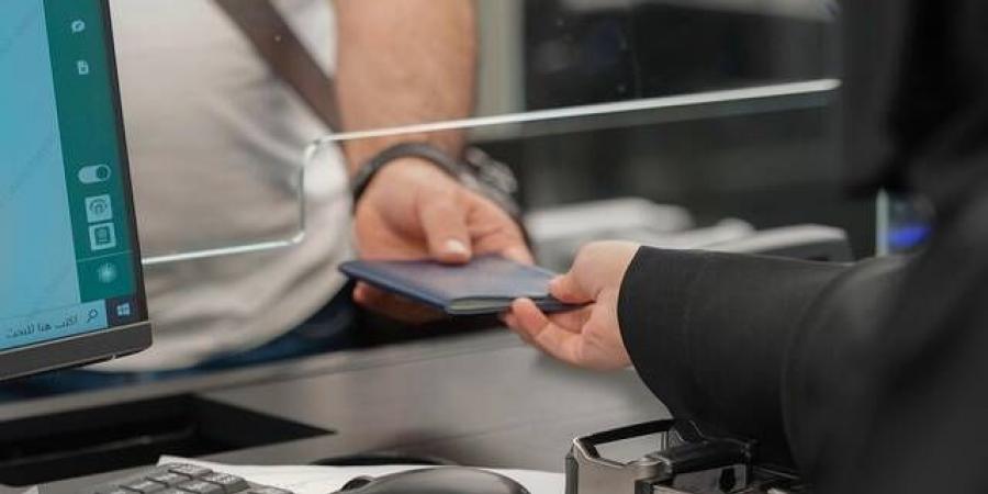 "الجوازات" تصدر عقوبات بحق مخالفين لأنظمة الإقامة والعمل وأمن الحدود