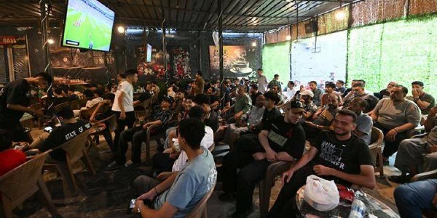 كله بيقول "يا رب"، مقاهي شبرا الخيمة "كاملة العدد" لمؤازرة منتخب مصر أمام إيران (صور)