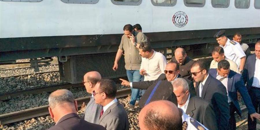 محافظ الغربية ومدير الأمن يتفقدان موقع حادث خروج 6 عربات عن القضبان بكفر الزيات (صور)