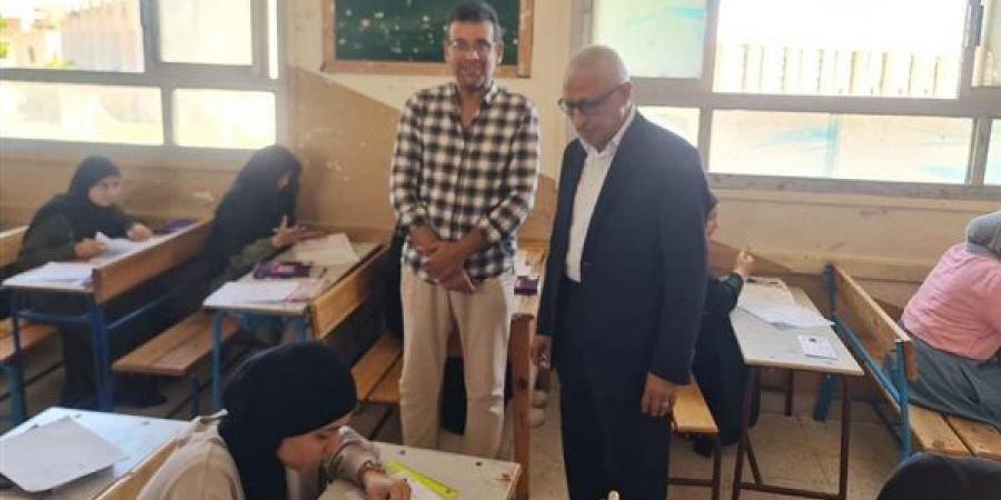 محافظ شمال سيناء يتفقد سير امتحانات الثانوية العامة بمدرسة بئر العبد الثانوية بنات