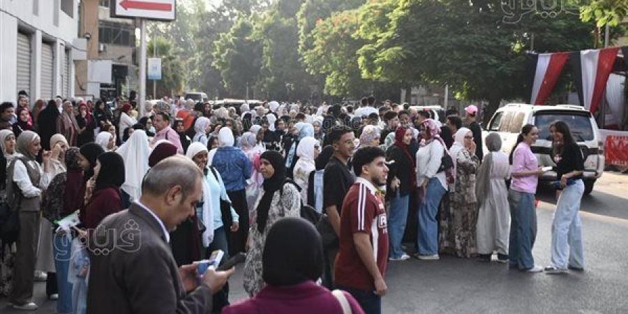 أول امتحان أساسي بالثانوية العامة يشعل الجدل.. شكاوى من أسئلة اللغة العربية وحالات طوارئ داخل اللجان.. الطلاب: النحو صعب والوقت ضيق.. وأولياء الأمور: ولادنا خرجوا بيعيطوا
