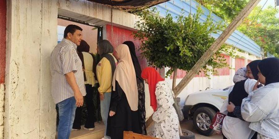 القلق يسيطر على أولياء الأمور بعد دخول أبنائهم لجان امتحان اللغة العربية بالدقهلية (فيديو وصور)