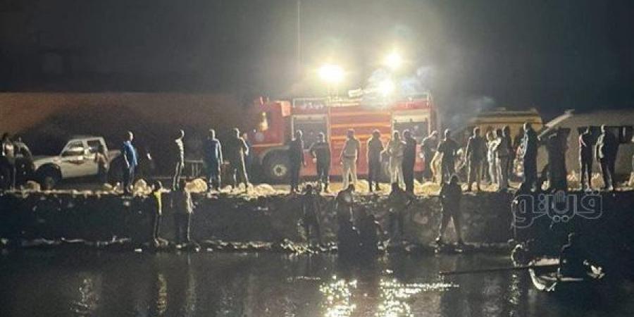 لحظة انتشال سيارة ربع نقل سقطت في ترعة المريوطية والبحث عن مفقودين (صور)