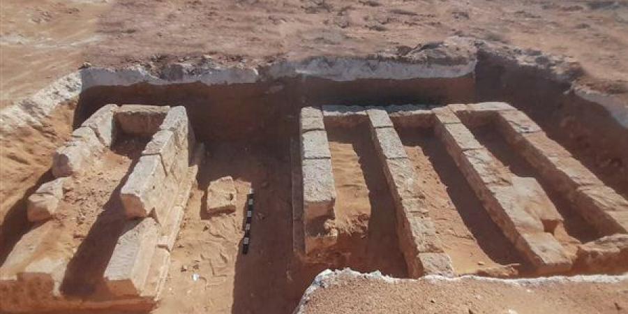 الكشف عن 18 مقبرة بتصميمات معمارية متنوعة وتابوت جرانيتي ولسان ذهبي بمارينا العلمين