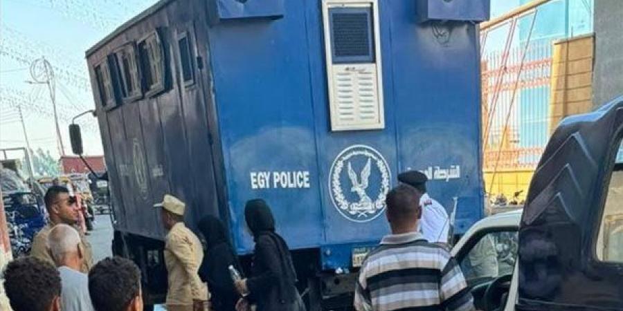حبس سيدتين 4 أيام وضبط بندقيتين آليتين وطلقات بحوزتهما في مقتل ربتي منزل بقنا