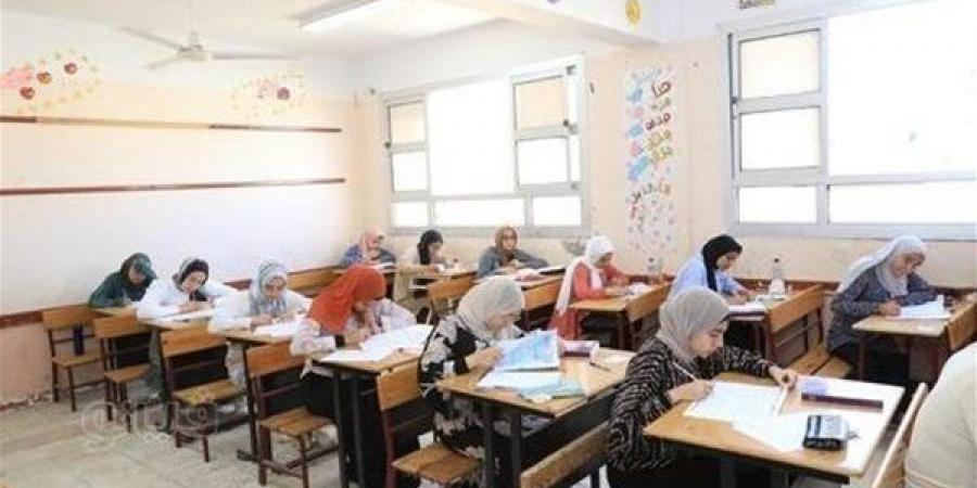 طلاب الثانوية العامة 2026 النظام القديم يؤدون امتحان مادة الرياضيات البحتة، غدا