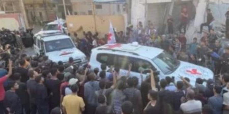 الصليب الأحمر يسهل نقل 17 فلسطينيا مفرجا عنهم لمستشفى ناصر في خان يونس