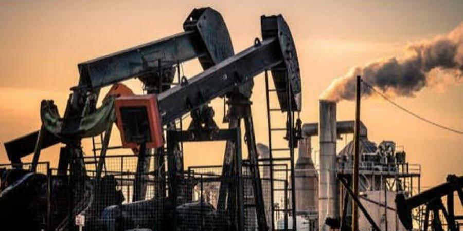 النفط يرتفع بأكثر من 2% عقب هجمات على ناقلات بهرمز