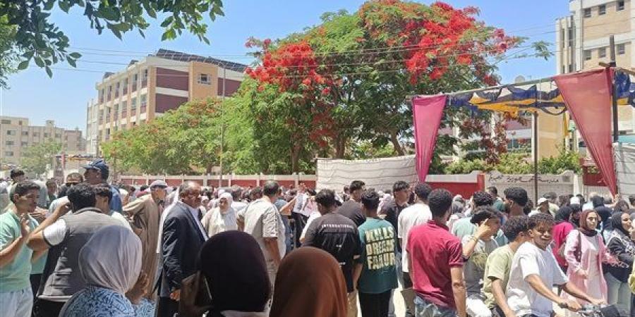 بدء توافد طلاب الثانوية العامة على اللجان لأداء امتحان التفاضل والتكامل