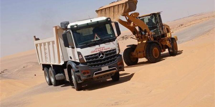 إزالة الكثبان الرملية وفتح طرق قرى الثمانين بالوادي الجديد