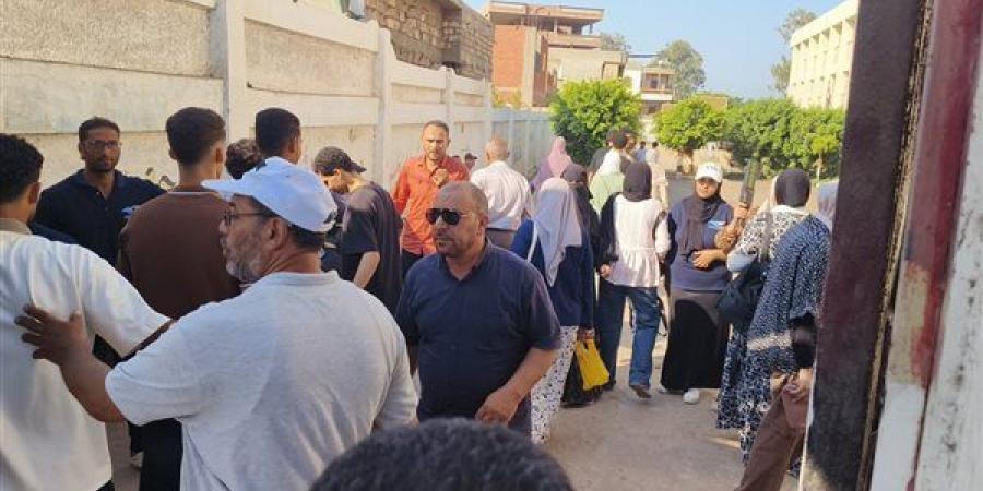 لمنع الموبايلات والسماعات، تفتيش طلاب الثانوية العامة على أبواب اللجان في الدقهلية