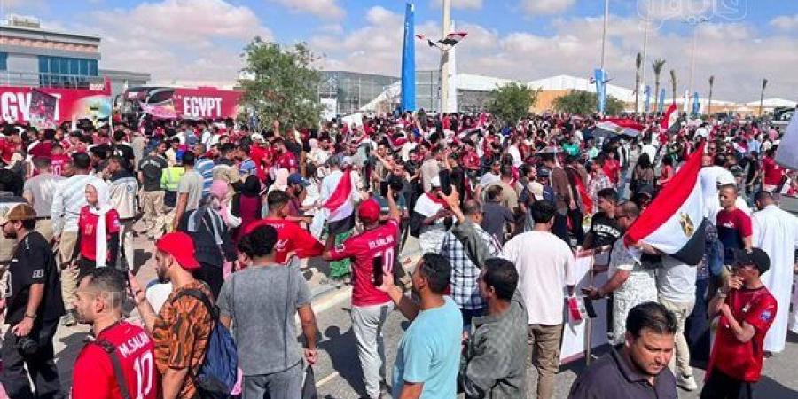 شعار "100 مليون شكرًا" في انتظار طائرة المنتخب