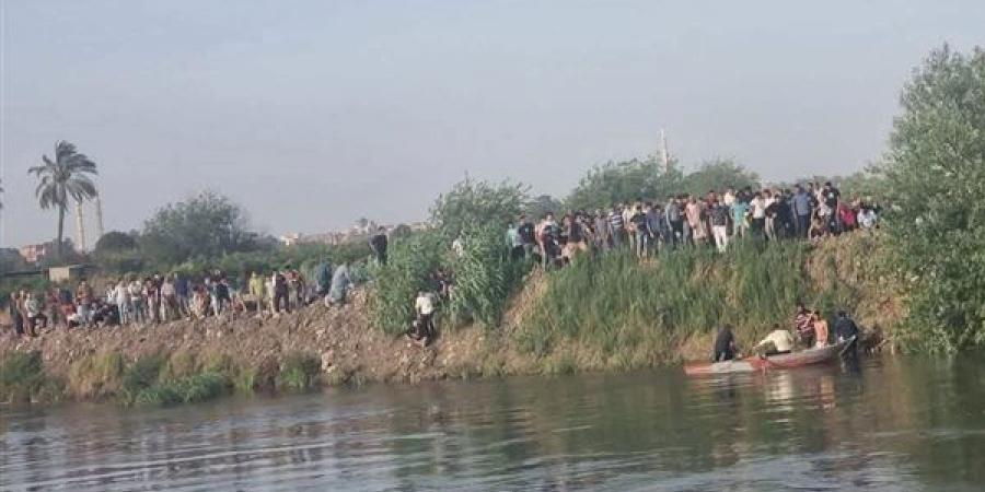 الإنقاذ النهري يكثف جهوده لانتشال جثمان شاب سقط من مركب بنيل حلوان