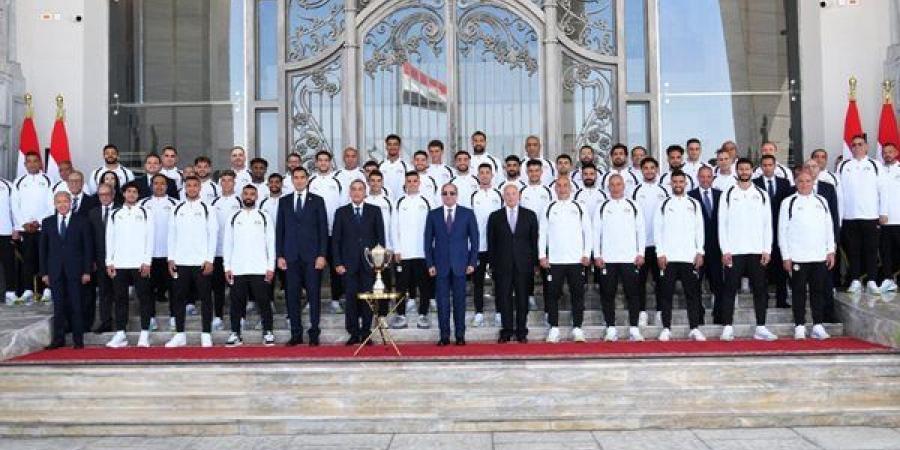 السيسي يمنح المنتخب الوطني وأعضاء الجهازين الفني والإداري كأس الفخر والاعتزاز (صور)