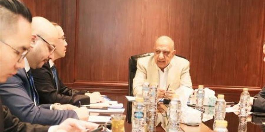 وزير الكهرباء يبحث مع وفد صيني تحديث الشبكة وحلول دمج الطاقات المتجددة