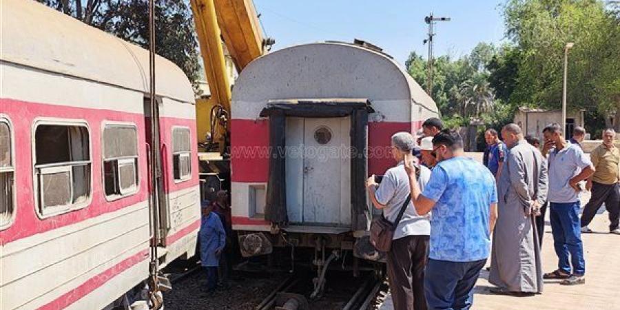 لحظة رفع عربة قطار بعد خروجها عن القضبان بمحطة محلة روح بطنطا (فيديو)