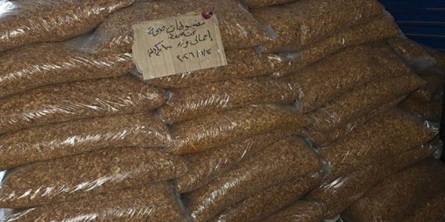 قبل وصولها لمحلات الكشري، التحفظ على طن "تقلية" ملوثة ببقايا حشرية بمخزن غير مرخص ببنها