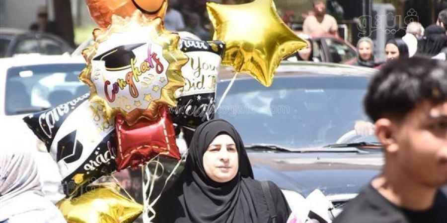 البلالين والثلج والهدايا يتصدرون المشهد في احتفالات آخر أيام الثانوية العامة (صور)